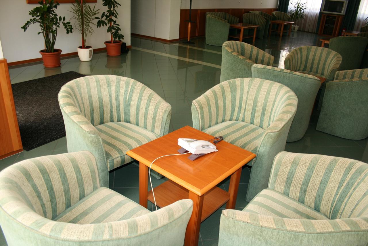 Park Hotel Es Rendezveny Centrum Bábolna エクステリア 写真