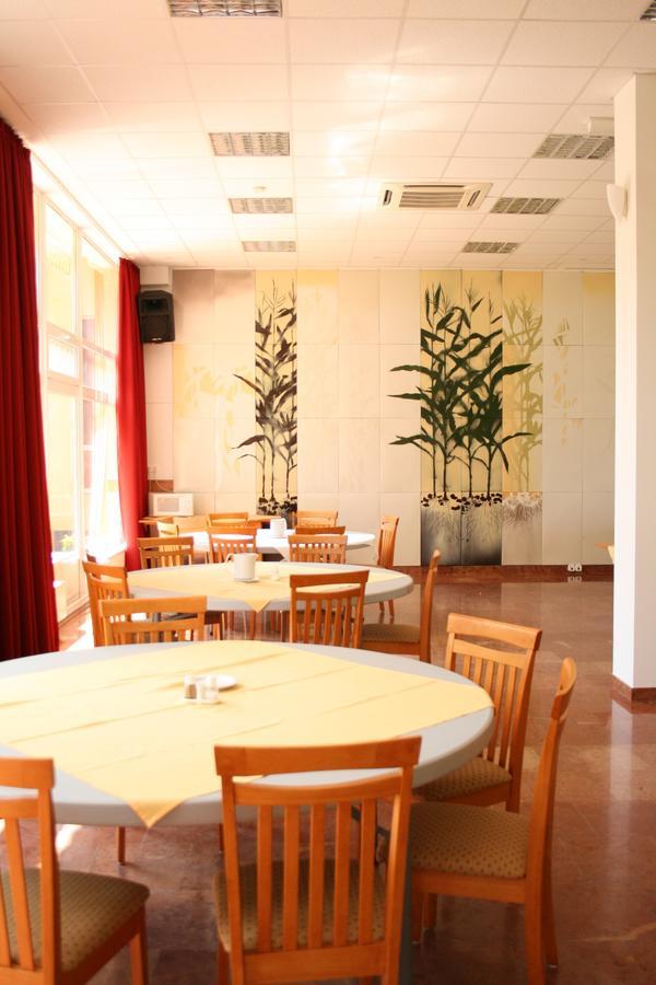 Park Hotel Es Rendezveny Centrum Bábolna エクステリア 写真
