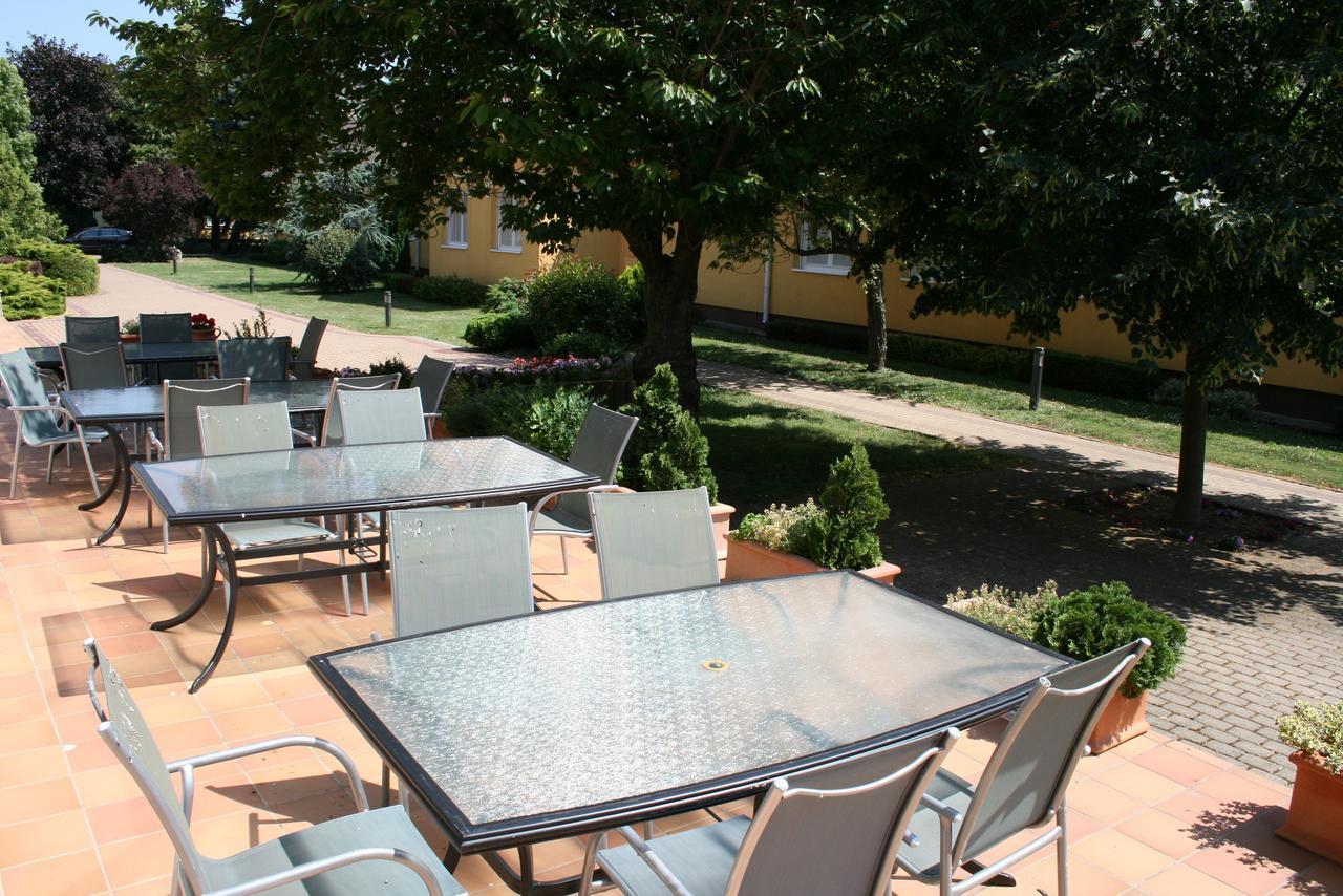 Park Hotel Es Rendezveny Centrum Bábolna エクステリア 写真