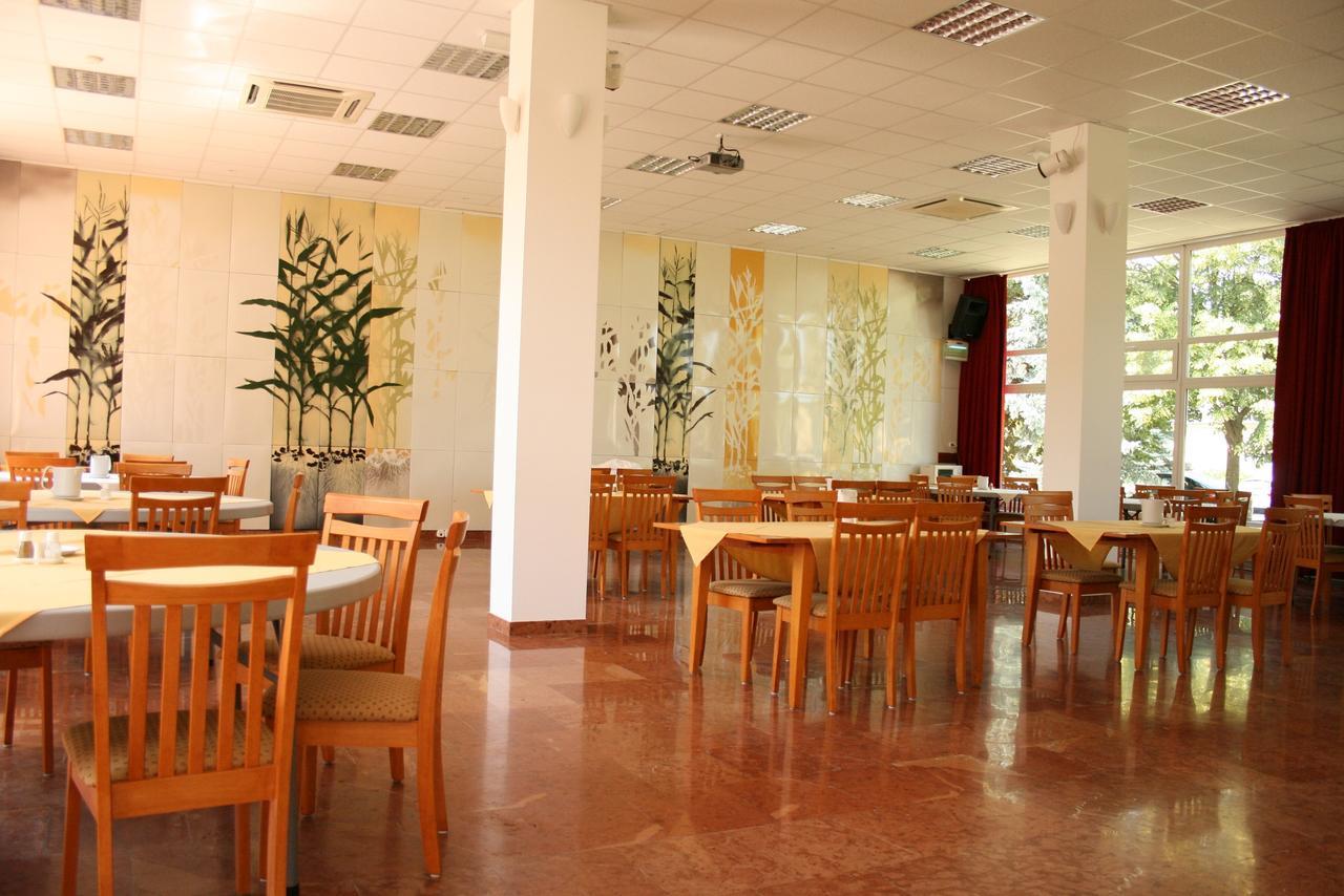 Park Hotel Es Rendezveny Centrum Bábolna エクステリア 写真