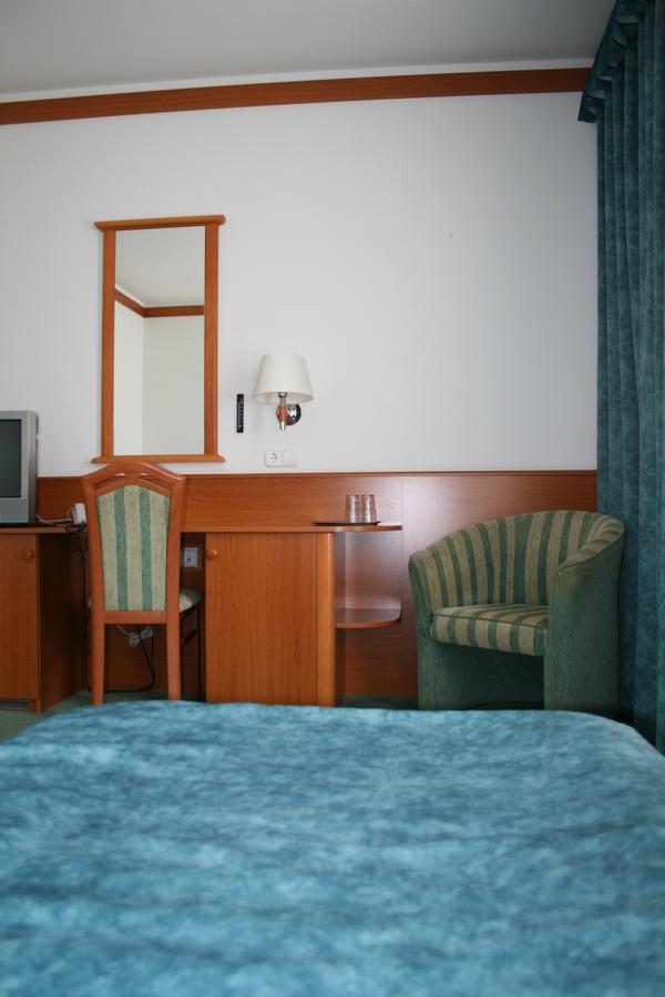 Park Hotel Es Rendezveny Centrum Bábolna エクステリア 写真